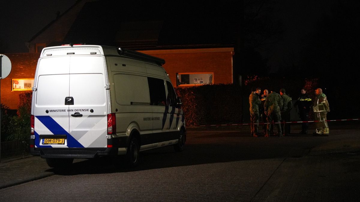 Twee personen aangehouden in Tienray, brandweer en Explosieven Opruimingsdienst Defensie ter plaatse