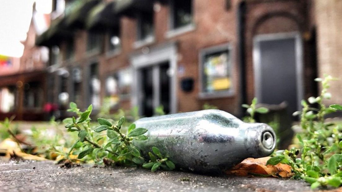 Lachgasgebruik leidt tot troep op straat, zoals achterblijvende patronen (Rechten: RTV Drenthe / Edwin van Stenis)