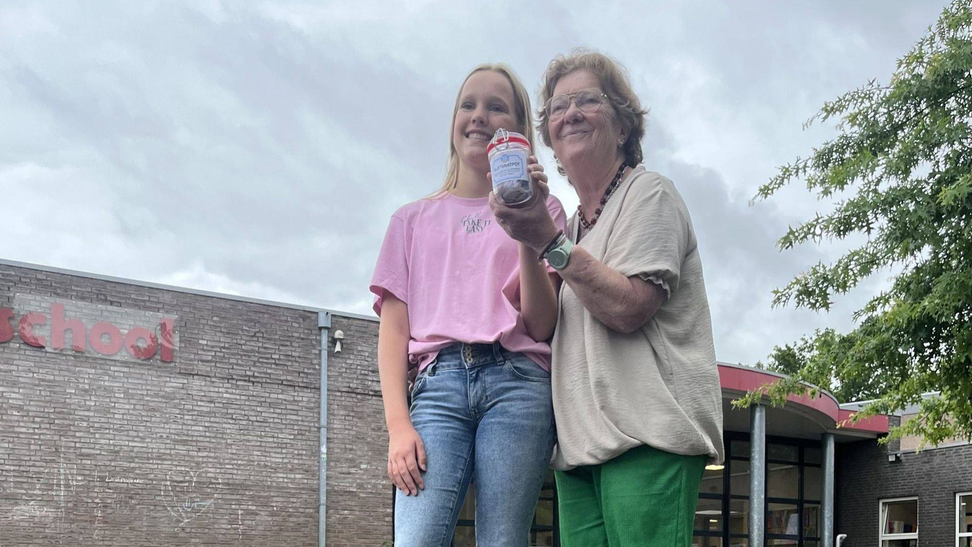 Afgelopen vrijdag werd de allereerste Kletsnatpot uitgereikt aan leerlinge Maud en haar oma Ellen, zelf voormalig kankerpatiënt.
