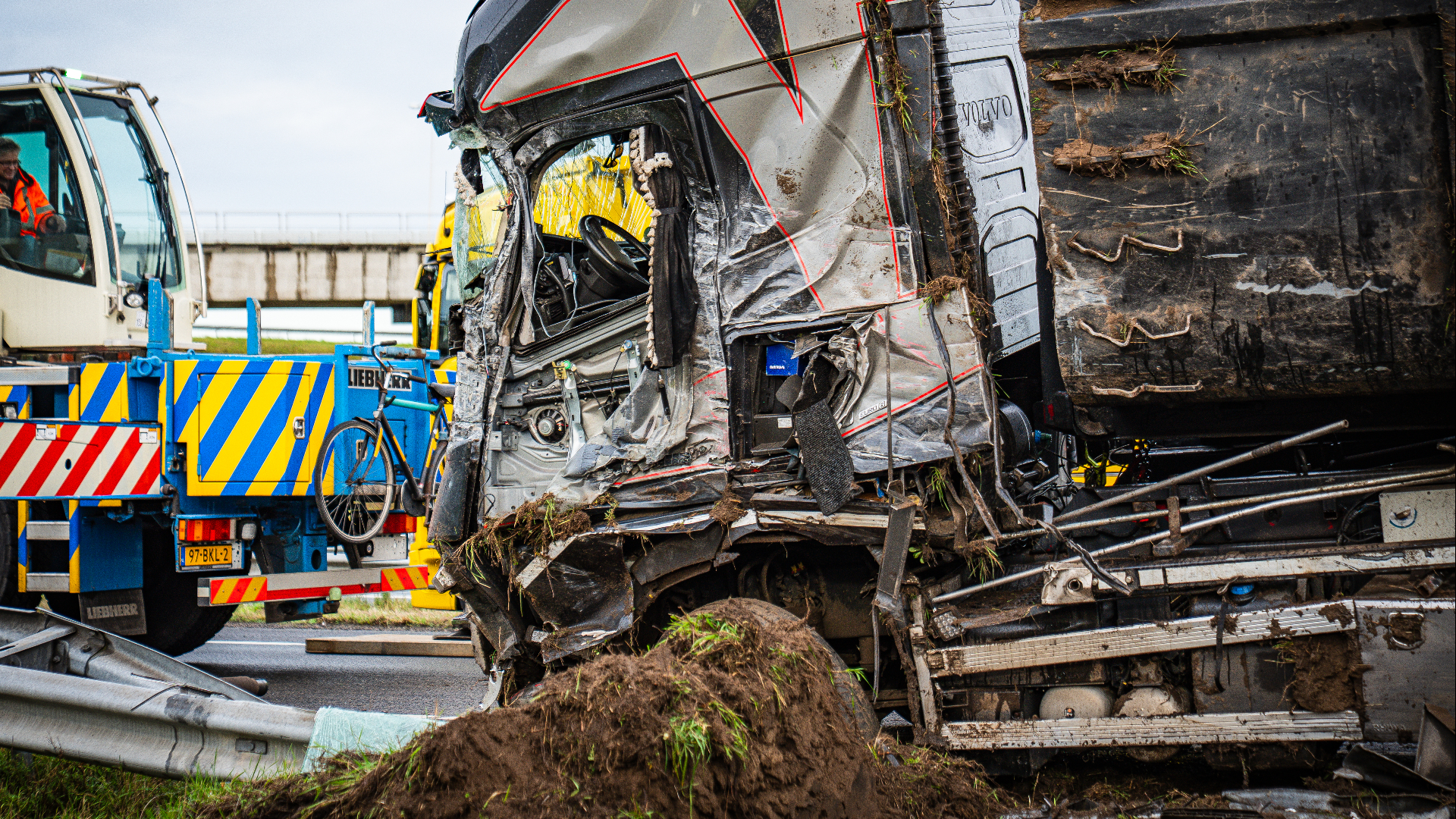 Van de cabine van de vrachtwagen is weinig meer over