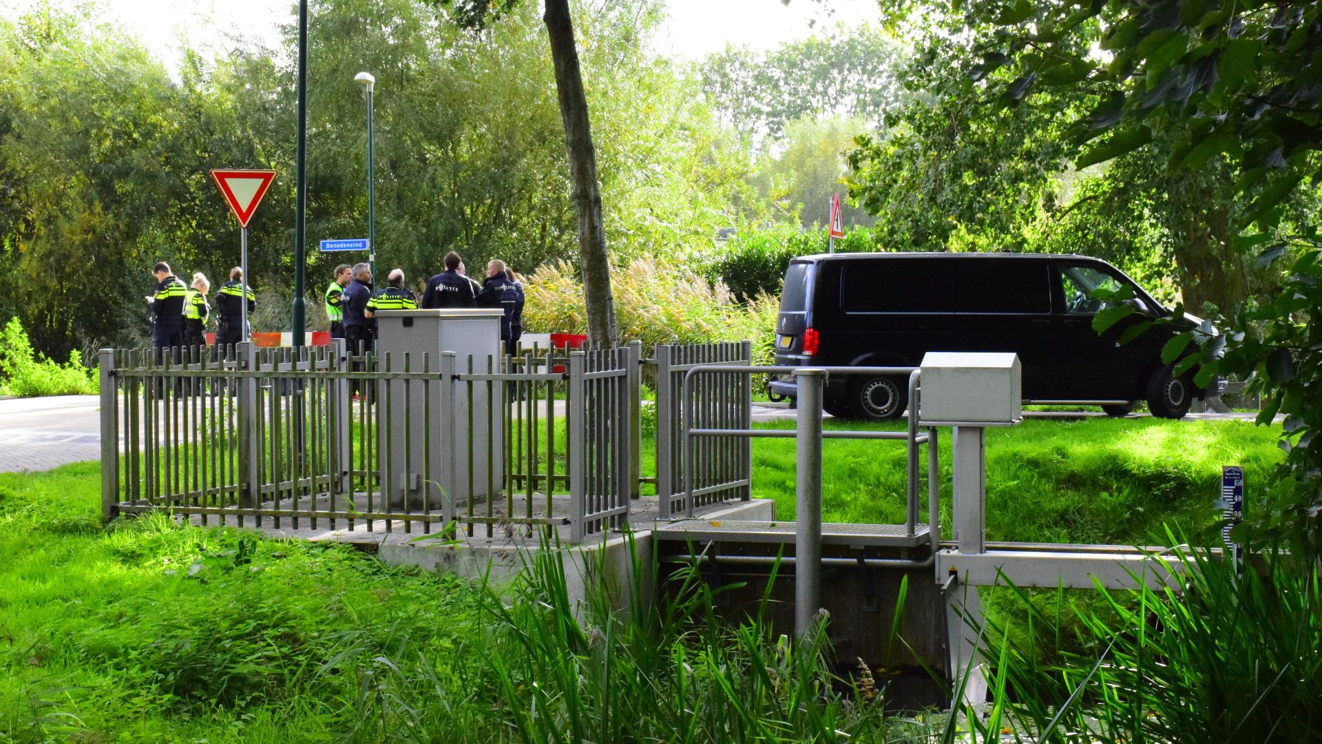 Politie: Dode Man In Veenendaals Kanaal Niet Door Misdrijf Omgekomen ...