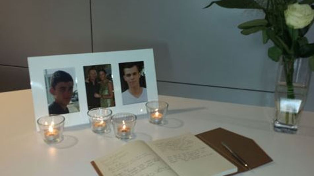 In Nieuwegein herdachten nabestaanden vrijdag de ramp met vlucht MH17, precies een jaar geleden. Ongeveer 1600 nabestaanden, familieleden en vrienden van de 298 slachtoffers, onder wie 196 Nederlanders, waren aanwezig. De herdenking was georganiseerd door de Stichting Vliegramp MH17.