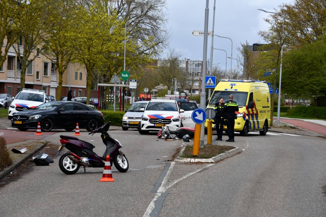 Scooterrijder naar ziekenhuis na botsing met andere scooter