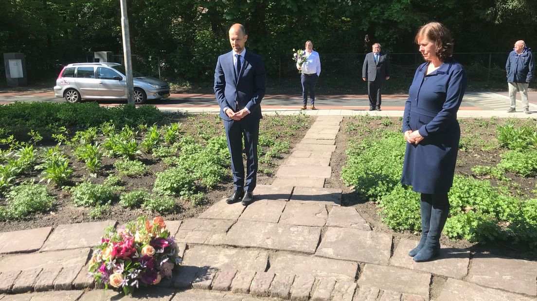 wethouders Sander Jansen en Laura Hoogstraten bij de Bevrijdingsbank in Den Dolder.