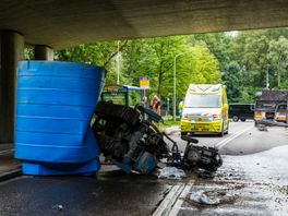 Vrachtwagen klapt op viaduct bij Klazienaveen: 'Weg ligt vol afvalwater'
