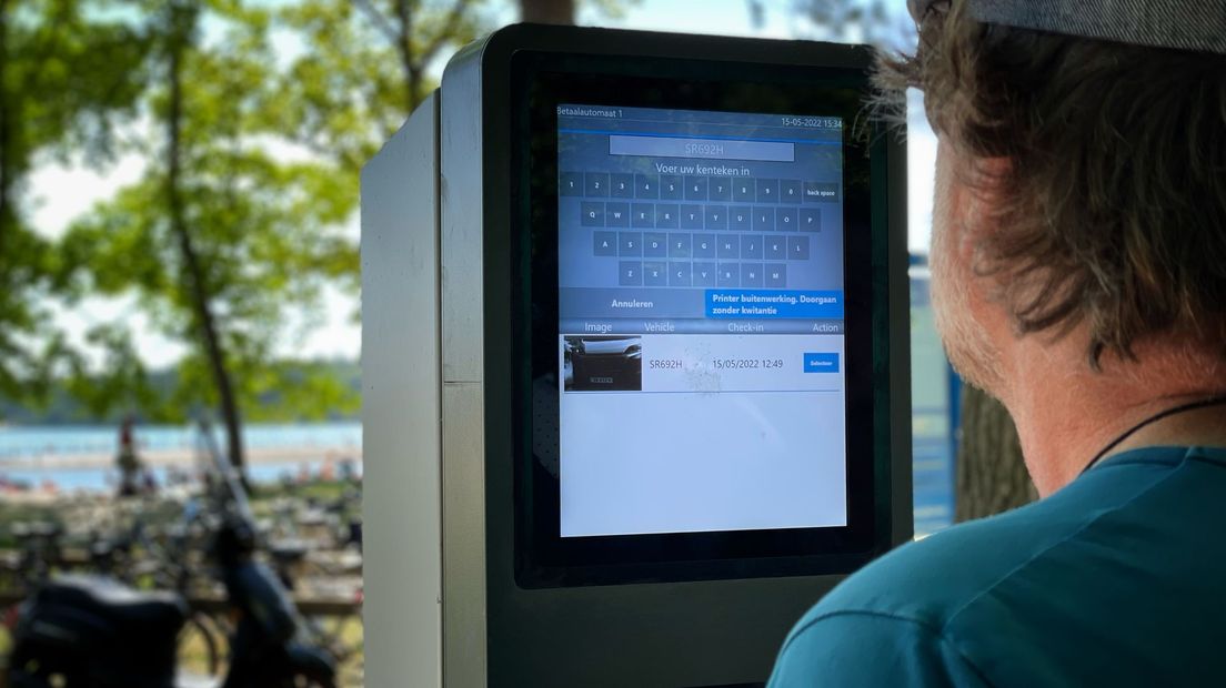 Bezoekers kunnen hun parkeerkosten voldoen bij de parkeerautomaat of online een dagkaart kopen