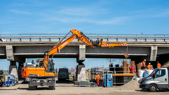 Puin onder snelweg, A44 moet twee weken dicht Home