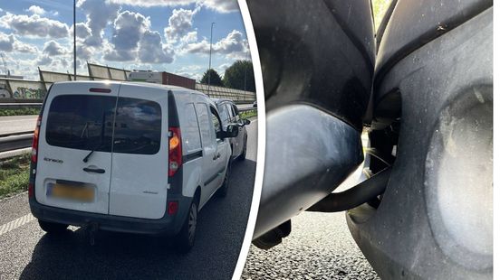 Opmerkelijk: autos aan elkaar vast na botsing op snelweg. Opmerkelijk: autos aan elkaar vast na botsing op snelweg.