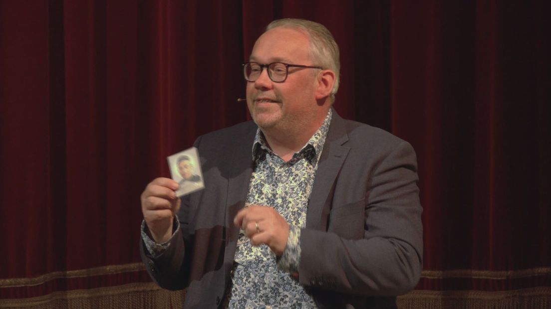 cabaretier Jan Rieswijk stelt voor het jasje van cultuurheld Frits Spits ook op te knippen en te verkopen als relikwie.