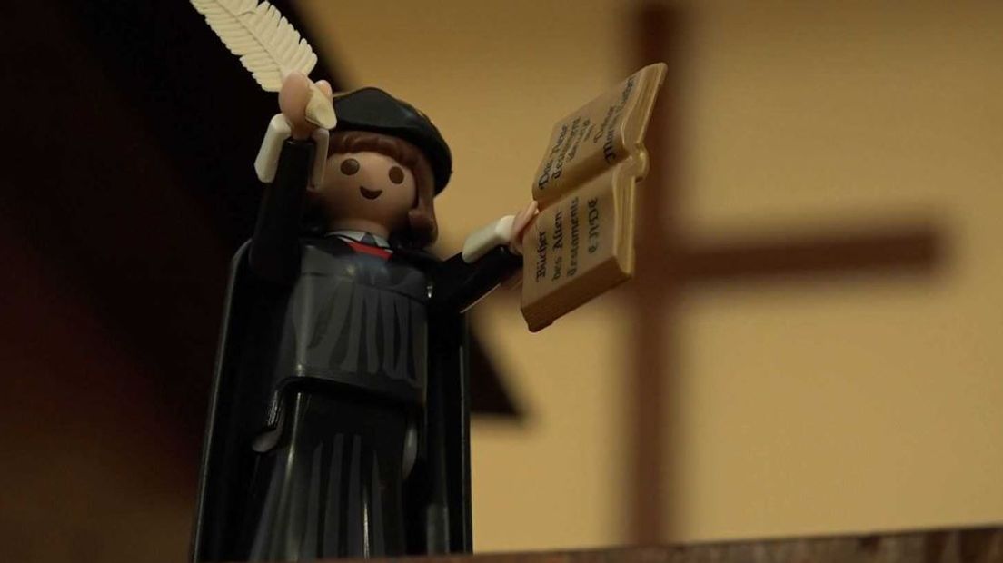 Maarten Luther spijkerde op 31 oktober, dit jaar 500 jaar geleden, zijn 95 stellingen aan de deur van de slotkapel in Wittenberg. Hij tekende daarmee voor het begin van de Reformatie. In Arnhem werd hier zondag op bijzondere wijze bij stilgestaan.