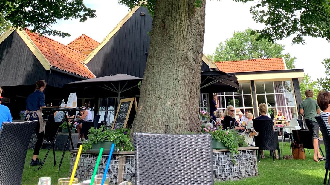 Terras van restaurant 't Hoogspel in Delden in betere tijden