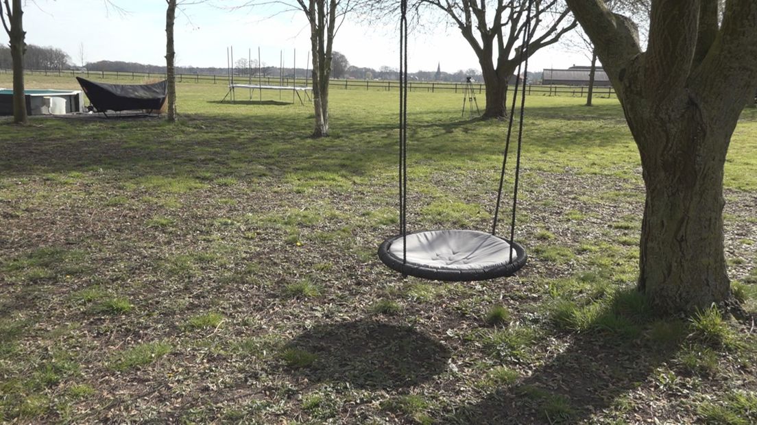 Er zijn nu al een schommel en een trampoline in de reusachtige privéspeeltuin in Lettele
