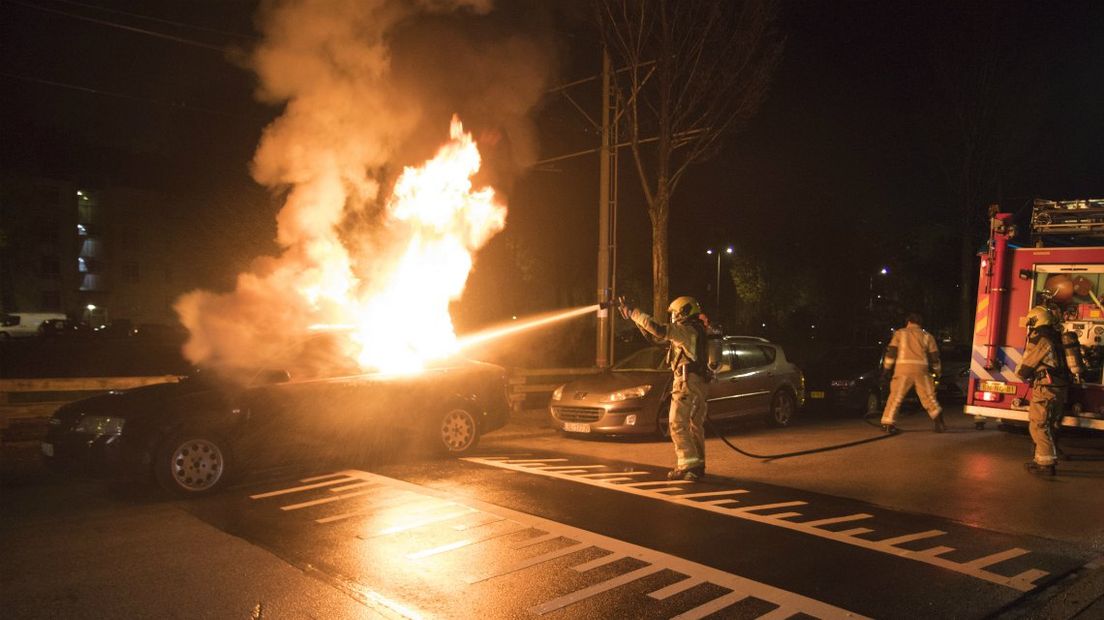 De brandweer kon niet voorkomen dat de auto verloren ging.