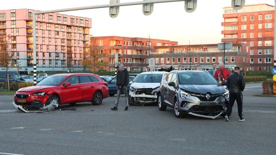 Botsing tussen drie autos op kruising in Emmen. Botsing tussen drie autos op kruising in Emmen.