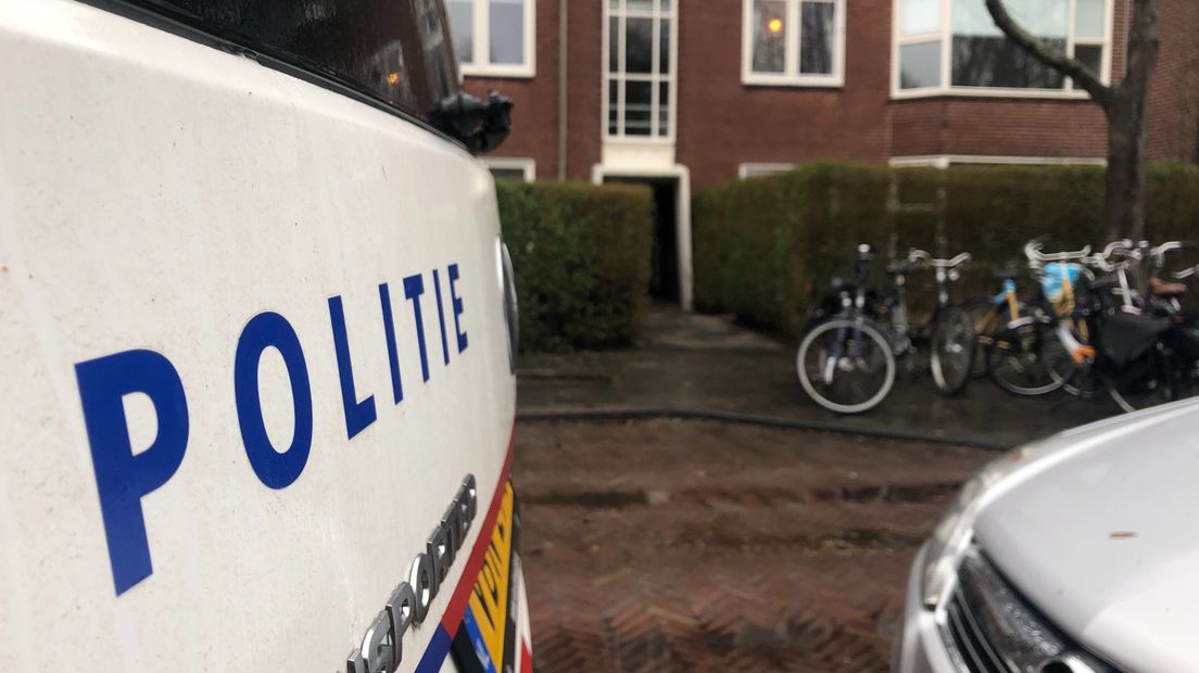 Politie doet de dag na het steekincident onderzoek in de Van Houtenlaan