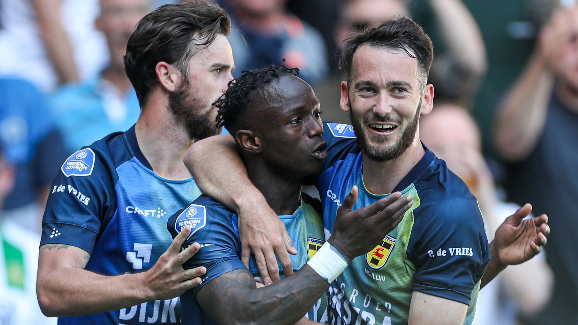 Issa Kallon fiert syn goal mei Michael Breij en Robin Maulun