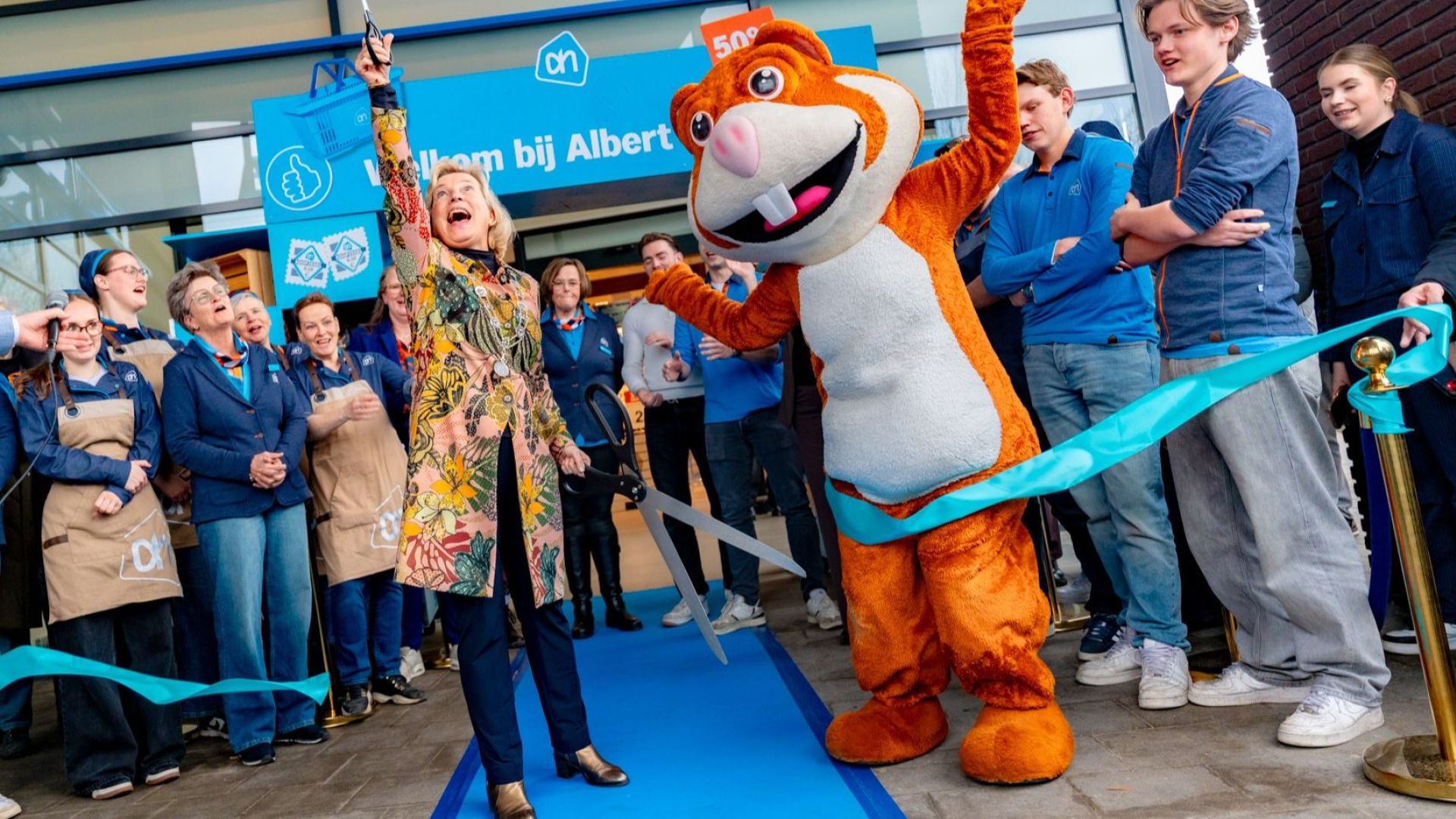 Het lint werd doorgeknipt door waarnemend burgemeester Jetten.