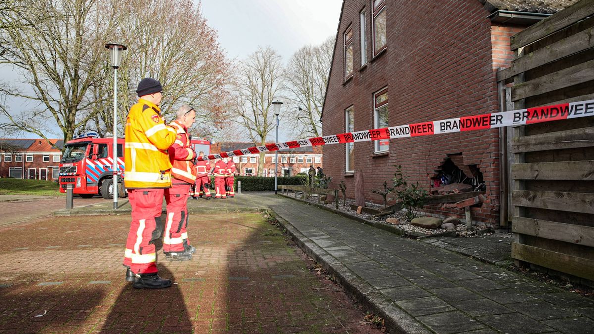 112-nieuws: Auto ramt gevel van woning in Wildervank