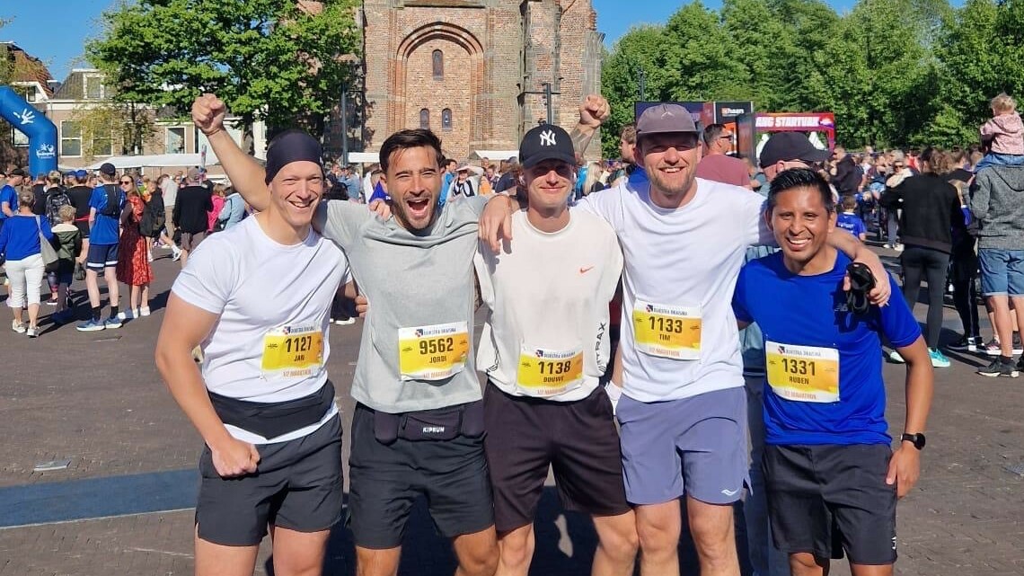 Jordi (twadde fan links) flak foar de start fan syn lêste heale maraton