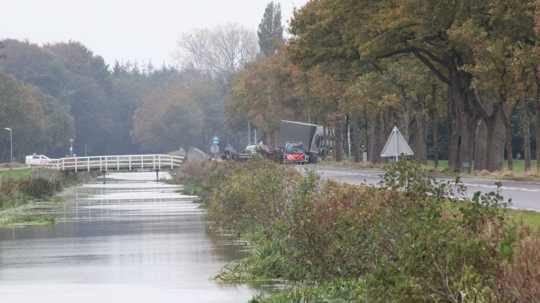 De gekantelde vrachtwagen