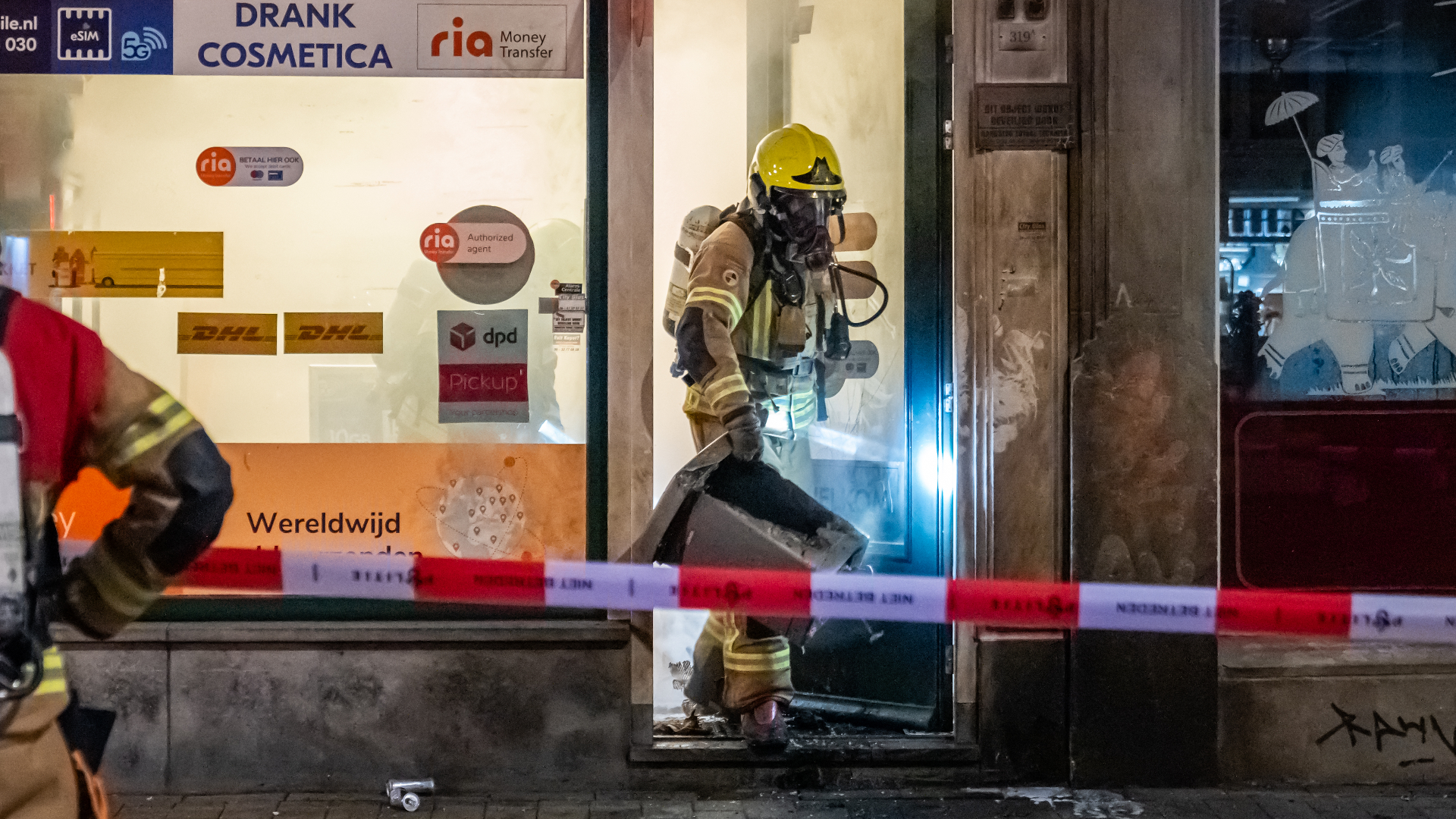 De brandweer moest na de explosie een brand in de zaak blussen