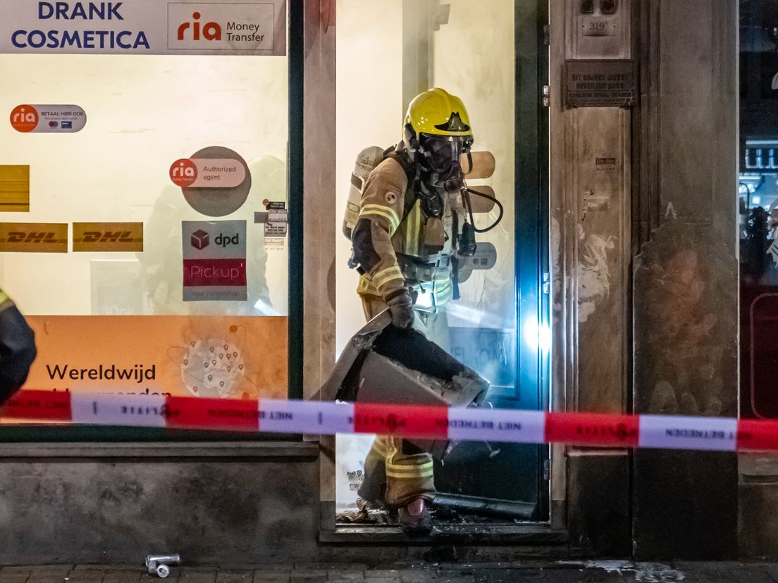 De brandweer moest na de explosie een brand in de zaak blussen