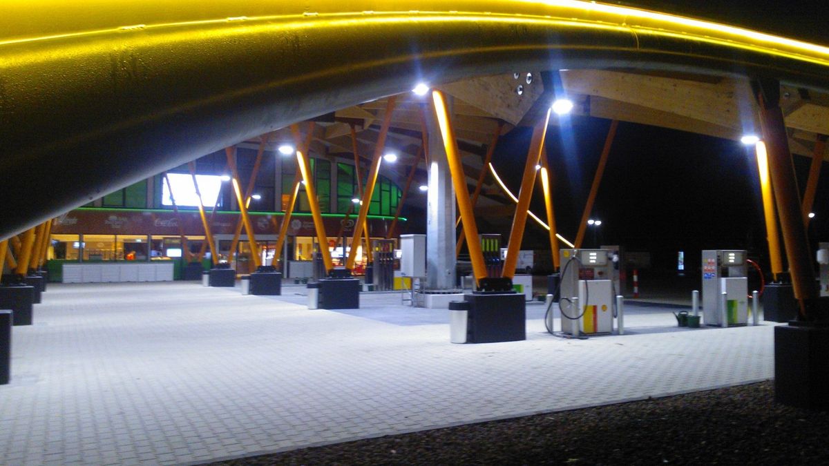 Futuristisch tankstation bij Pesse geopend
