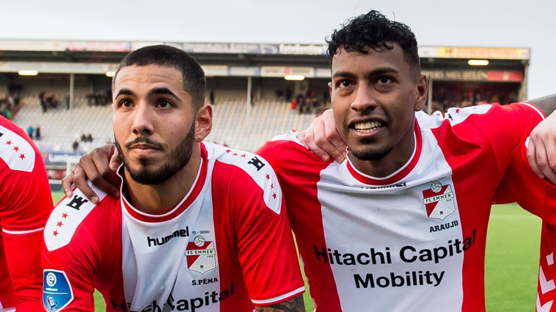 Miguel Araujo en Sergio Peña naast elkaar na weer een gewonnen thuisduel van FC Emmen (Rechten: Hollandse Hoogte / Cor Lasker)