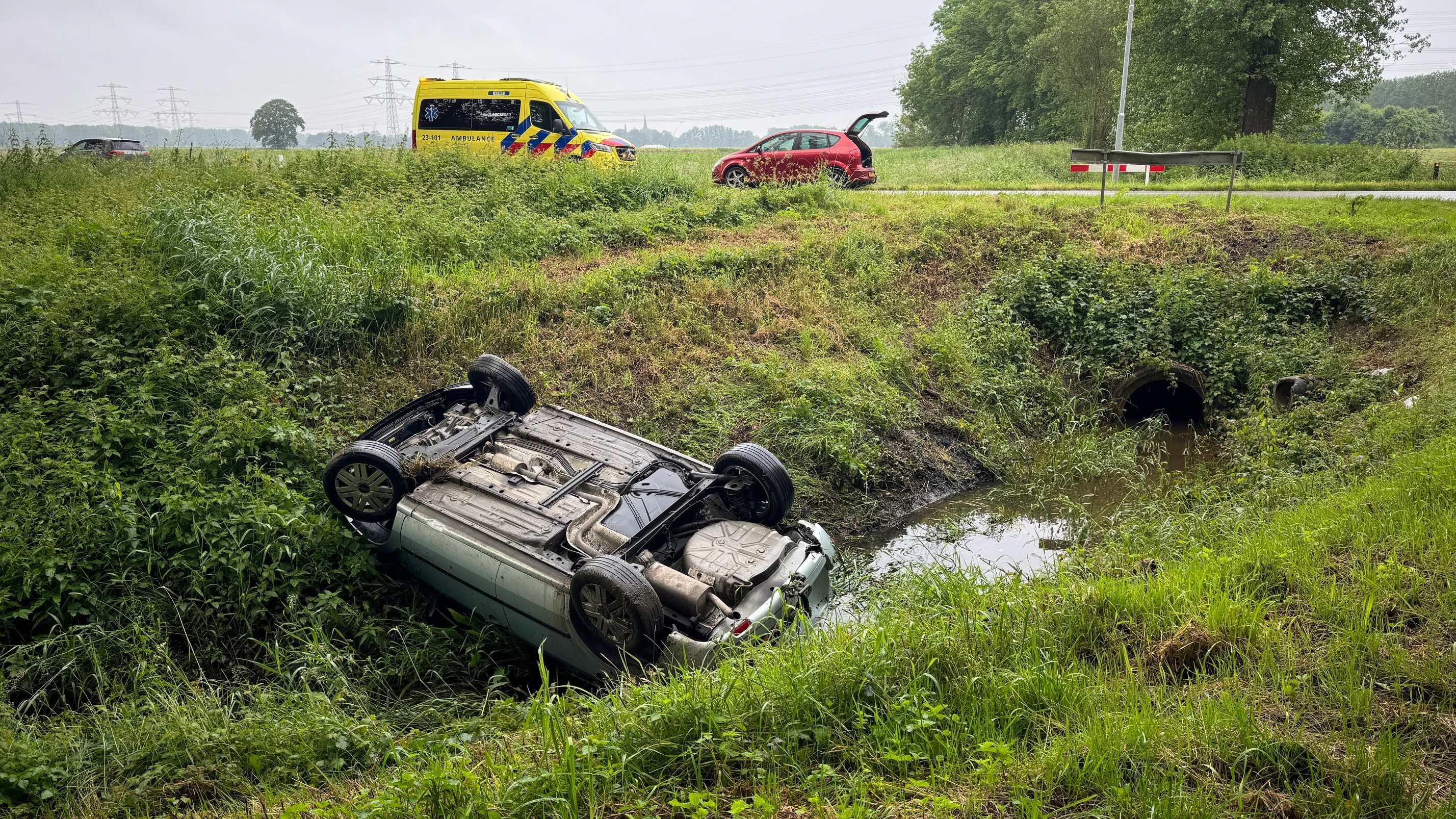 Automobilist Wijkt Uit En Belandt Ondersteboven In De Sloot - L1 Nieuws