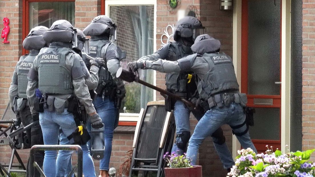 Het arrestatieteam doet een inval in Beerta