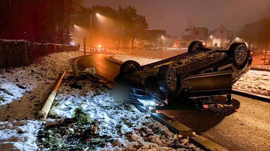 Auto over de kop, bestuurder ervandoor