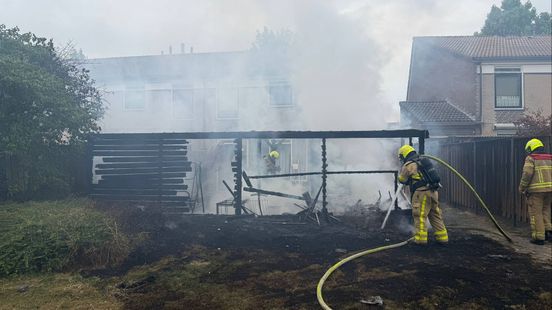 Vlammenzee in achtertuin richt veel schade aan