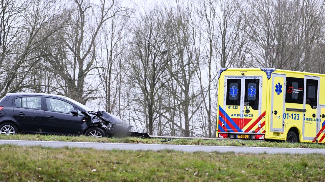 Een van de beschadigde auto's