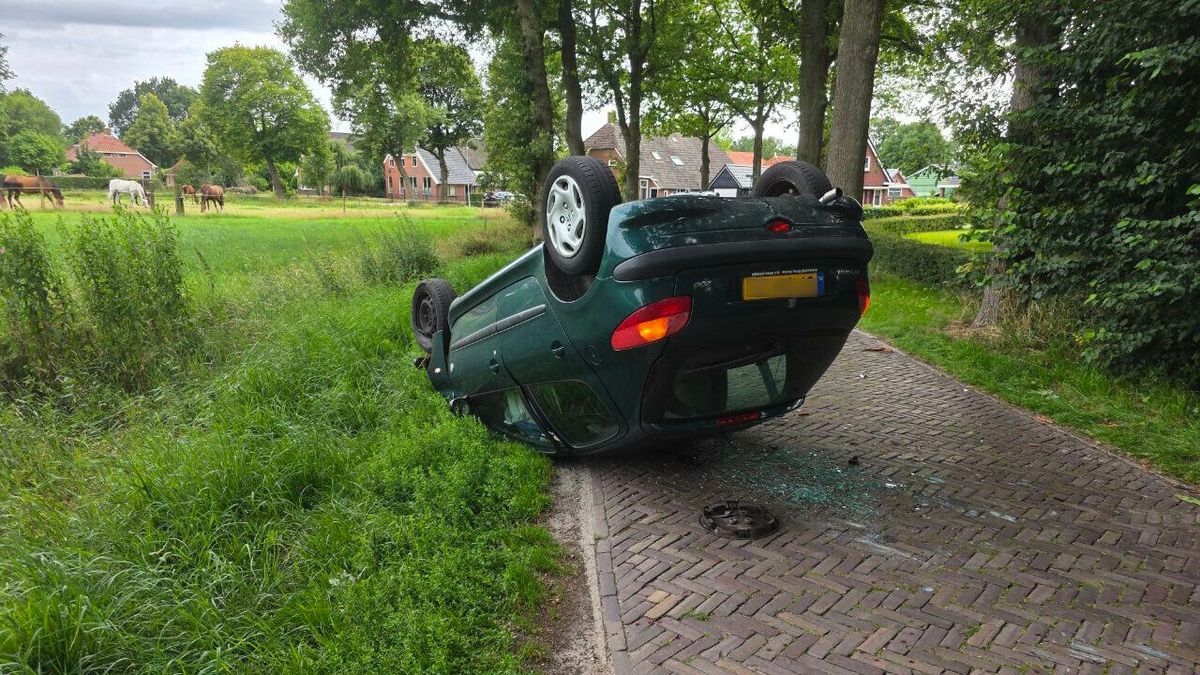 Auto op de kop beland na eenzijdig ongeval bij Gieten