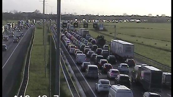 Voertuigen geborgen na ongeluk op A12, vertraging voorbij. Voertuigen geborgen na ongeluk op A12, vertraging voorbij.