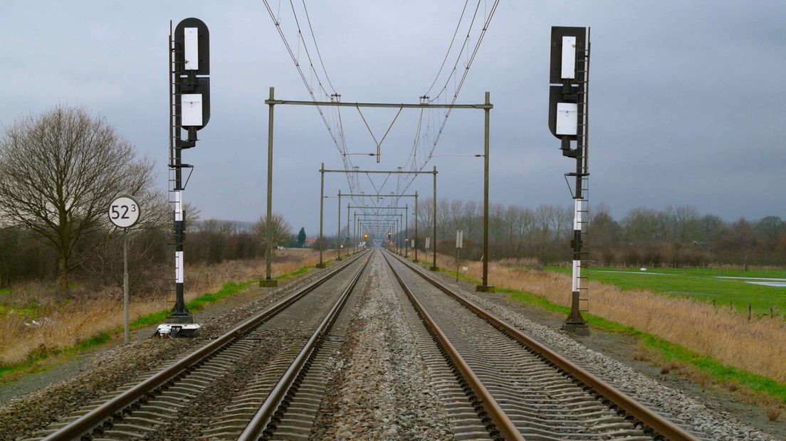 De Nederlandse Spoorwegen (NS) gaat vanaf december extra sprinters inzetten tussen Geldermalsen en Den Bosch. Elke werkdag gaan de sprinters in de spits vier keer vaker rijden.