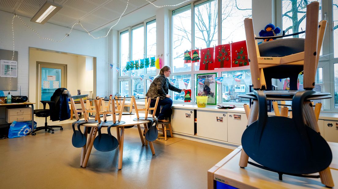 Alle scholen in Nederland gaan per direct dicht om verspreiding van het coronavirus te voorkomen. Ook basisscholen sluiten hun deuren voor onderwijs. Dat heeft het kabinet volgens de NOS zondagmiddag besloten.