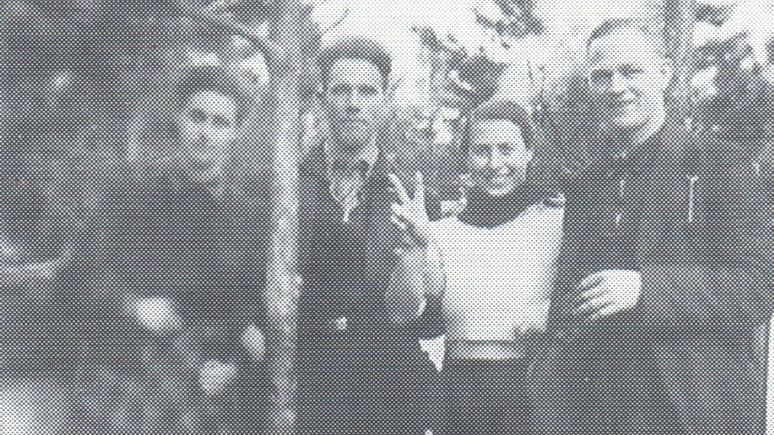 V.l.n.r.: Mia Lezer, Aaldert Schol (andere boswachter), Klara Lezer en Arend Oosting (Rechten: Drents Archief)