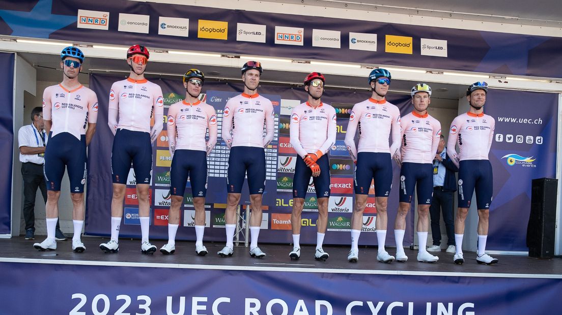 De Nederlandse ploeg op het EK, met Mollema als vierde van rechts