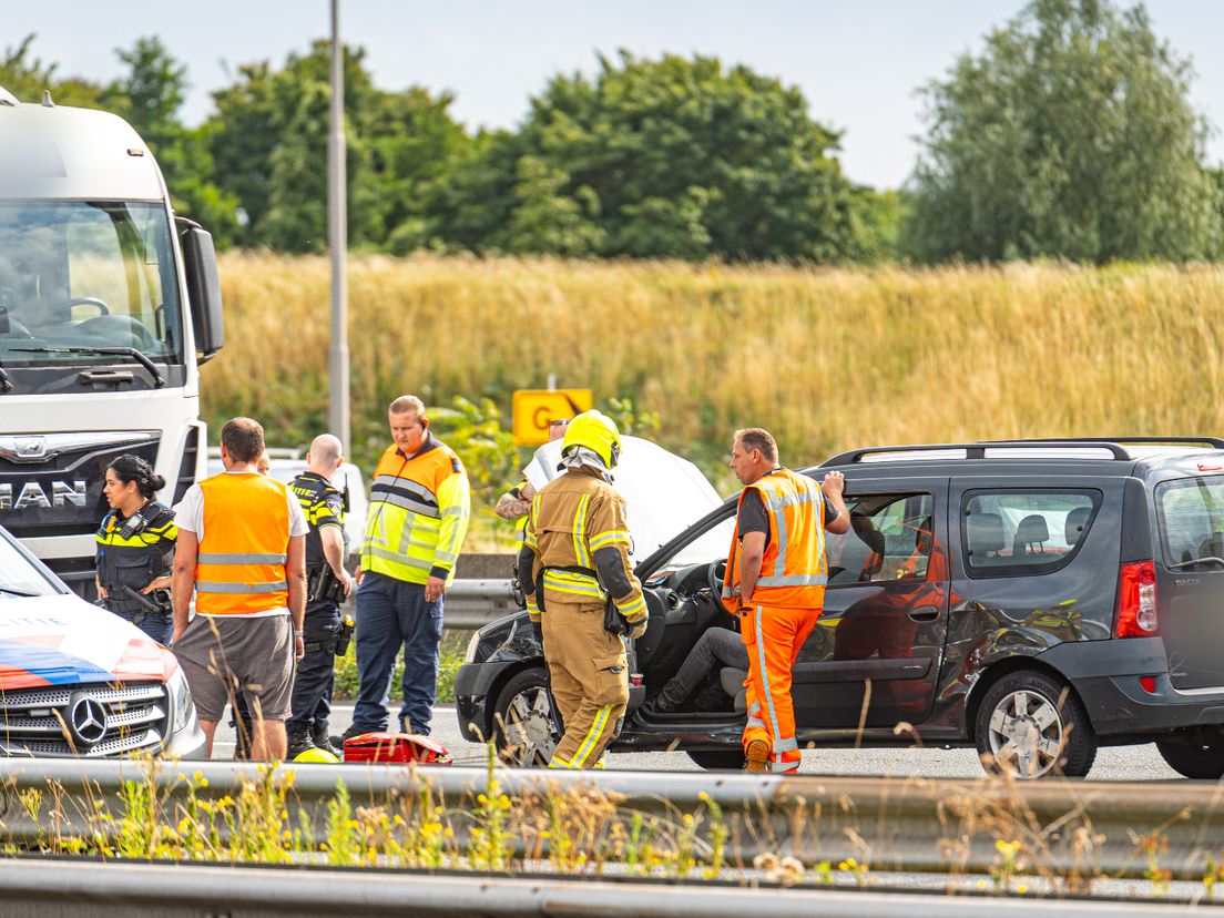 Het ongeluk met de vrachtwagen en auto.