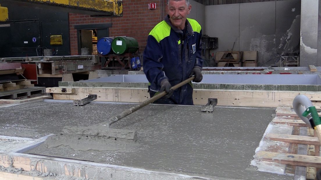 Het volstorten van een mal met beton