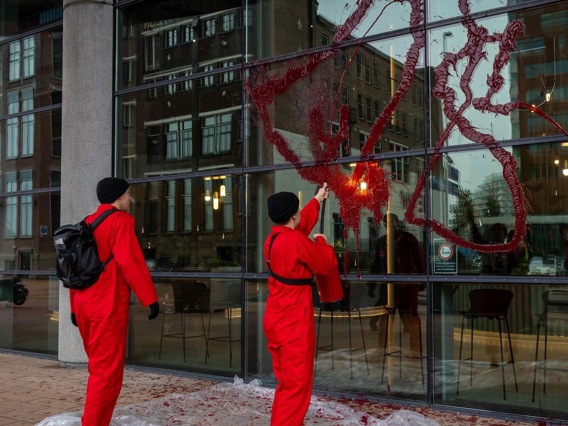 De demonstranten spuiten rode verf op het kantoor van Havenbedrijf Rotterdam