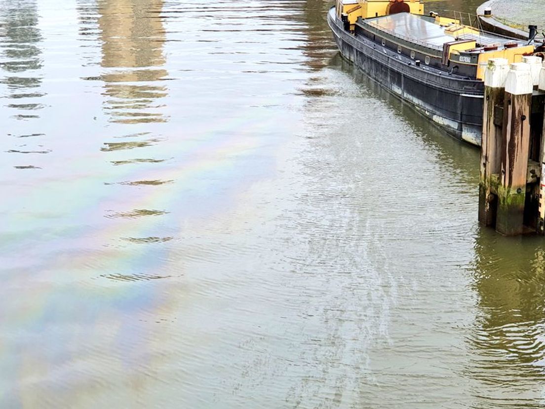 Een groot dieselspoor in de Leuvehaven