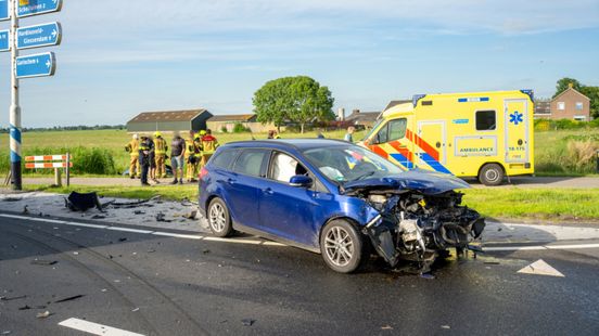 Botsing op kruispunt: ene auto belandt in sloot, andere heeft zware schade