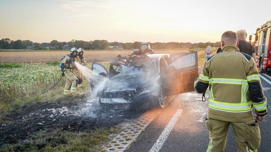 Auto in brand gevlogen op provinciale weg bij Emmen Nieuws
