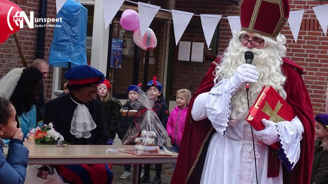 De huwelijksvoltrekking door Sinterklaas.