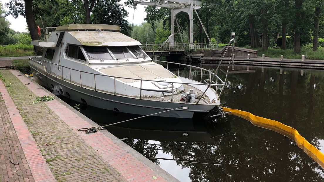 Het zinkende jacht in de haven van Slochteren