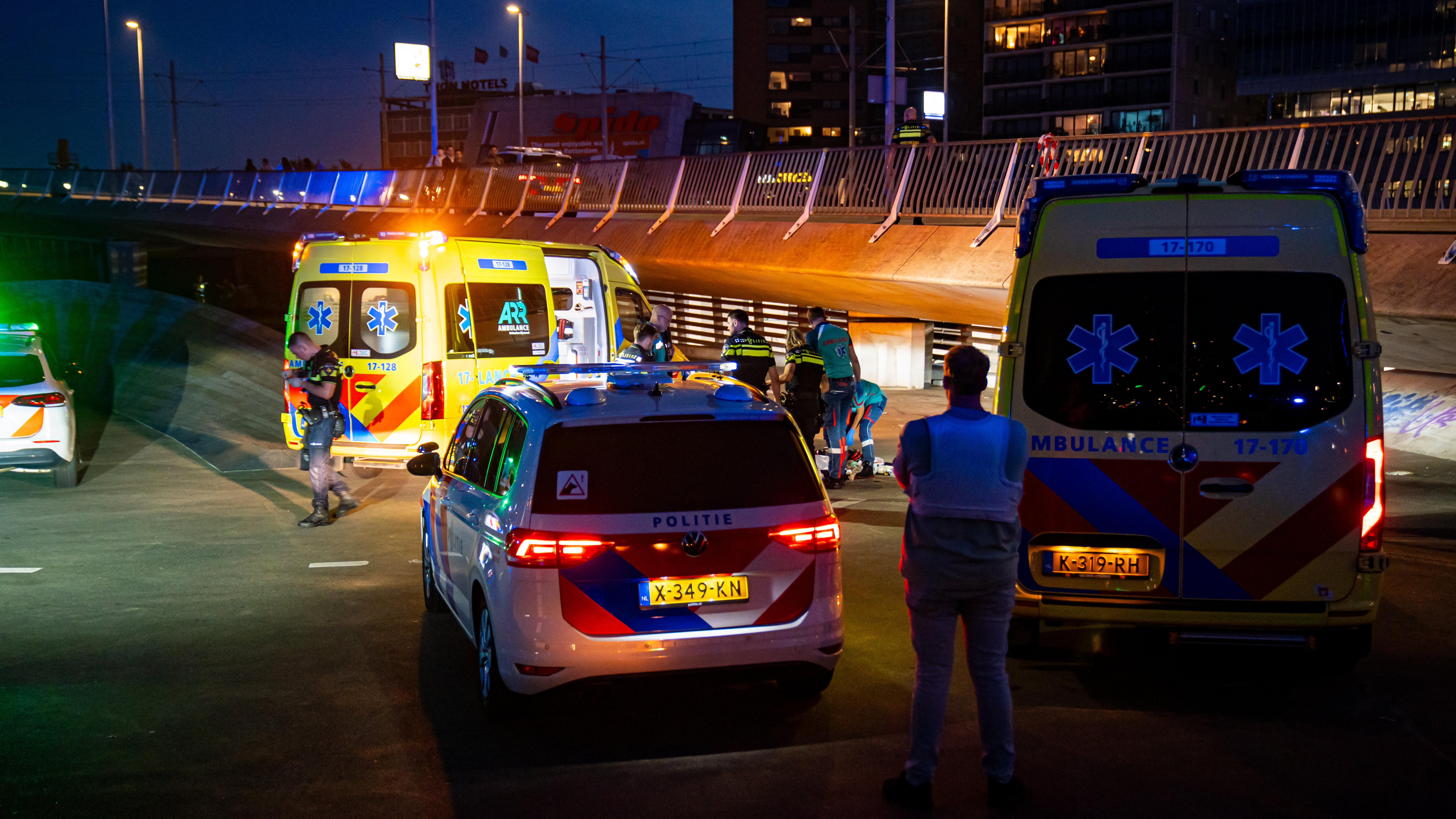 Les services d’urgence sont arrivés en masse sur le pont Érasme.