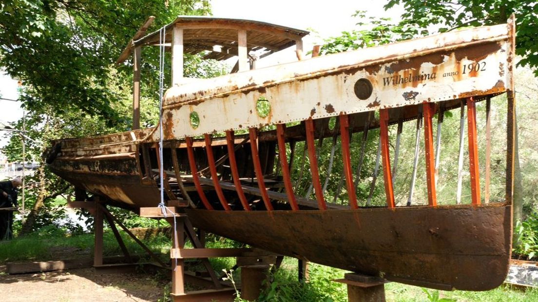 Dit schip heeft zo'n twintig jaar op een werf in Angeren gestaan