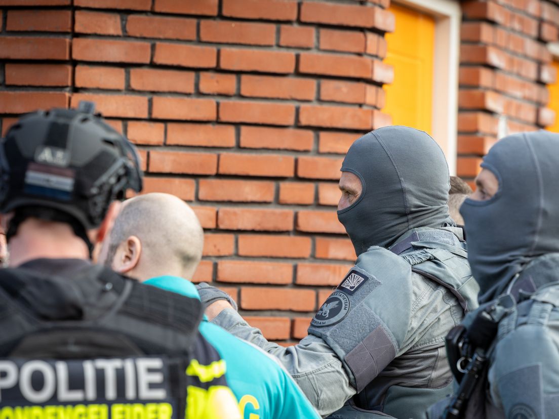 Ook een arrestatieteam van de politie is aanwezig in de Huysmansstraat in Schiedam